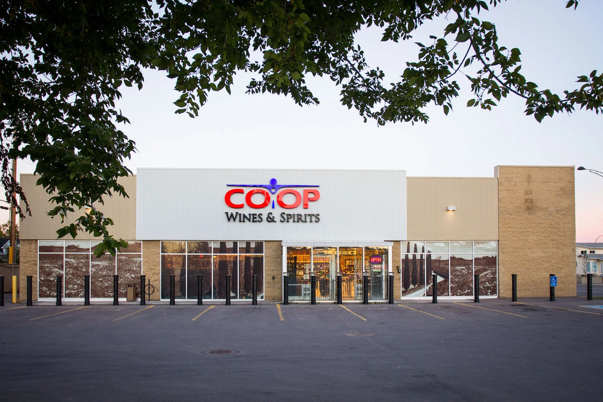 Metro Aluminum Vaneer curtainwall, Alumicor 2200 series curtainwall with doors and custom all-aluminum vestibule