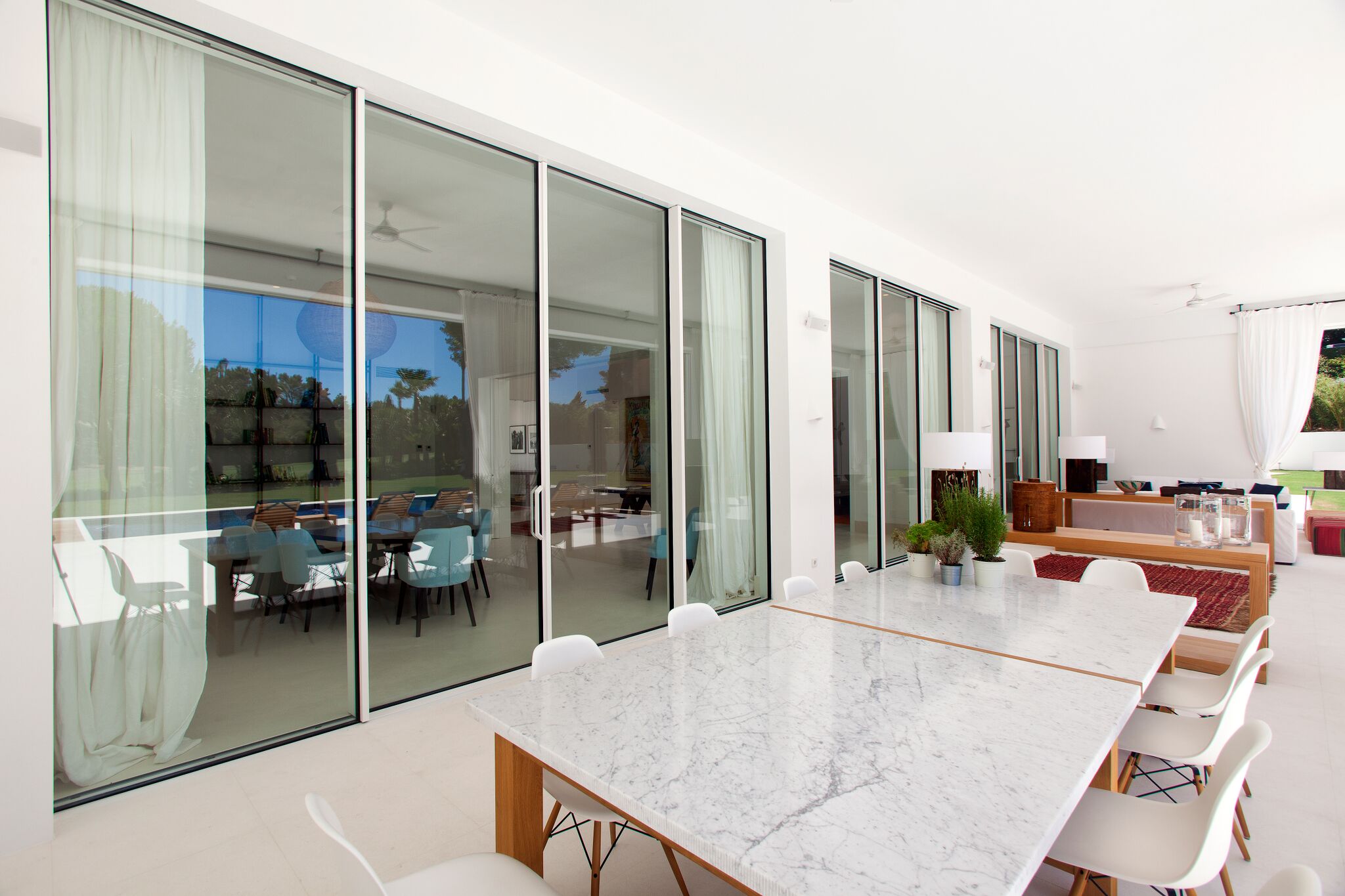 The quintessence of an aluminum frame To earn our preference for the most sophisticated design solutions, it takes a product that meets the highest architectural standards of our time. A product that is the quintessence of an aluminum frame system.