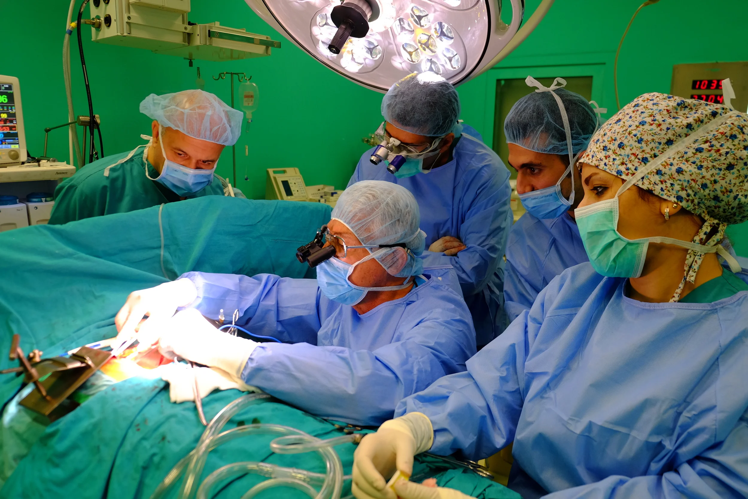 GSMSG Cardiothoracic surgeons instructing local surgeons in Iraq