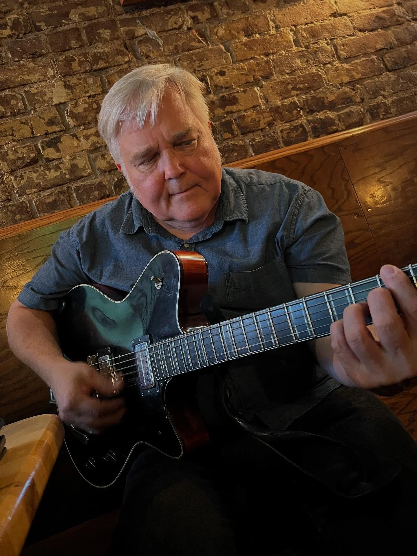 A brief visit with Paul Ricci&rsquo;s Ultraglide #2. (And Paul too!) #archtopguitars #nyc #cornerbistro #mcsorleysaleontap