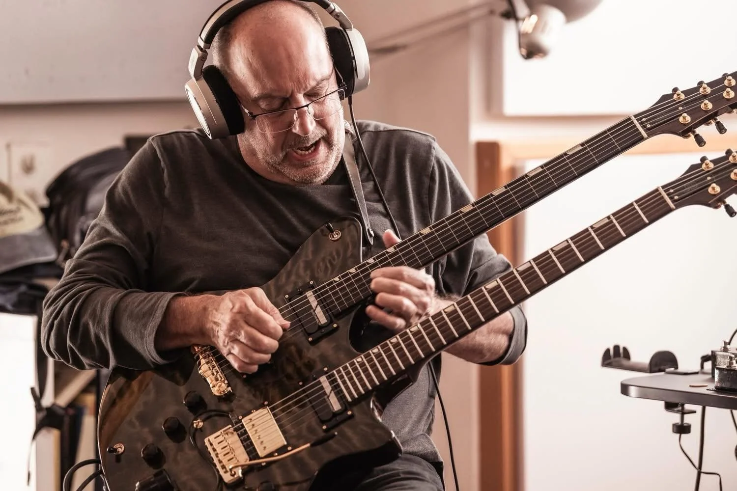 It&rsquo;s Jon Durant recording his new album using his Doubleneck. Top neck is fretless, lower neck is fretted and has vibrato and midi synth pickup. Both necks feature @sustainiac.usa