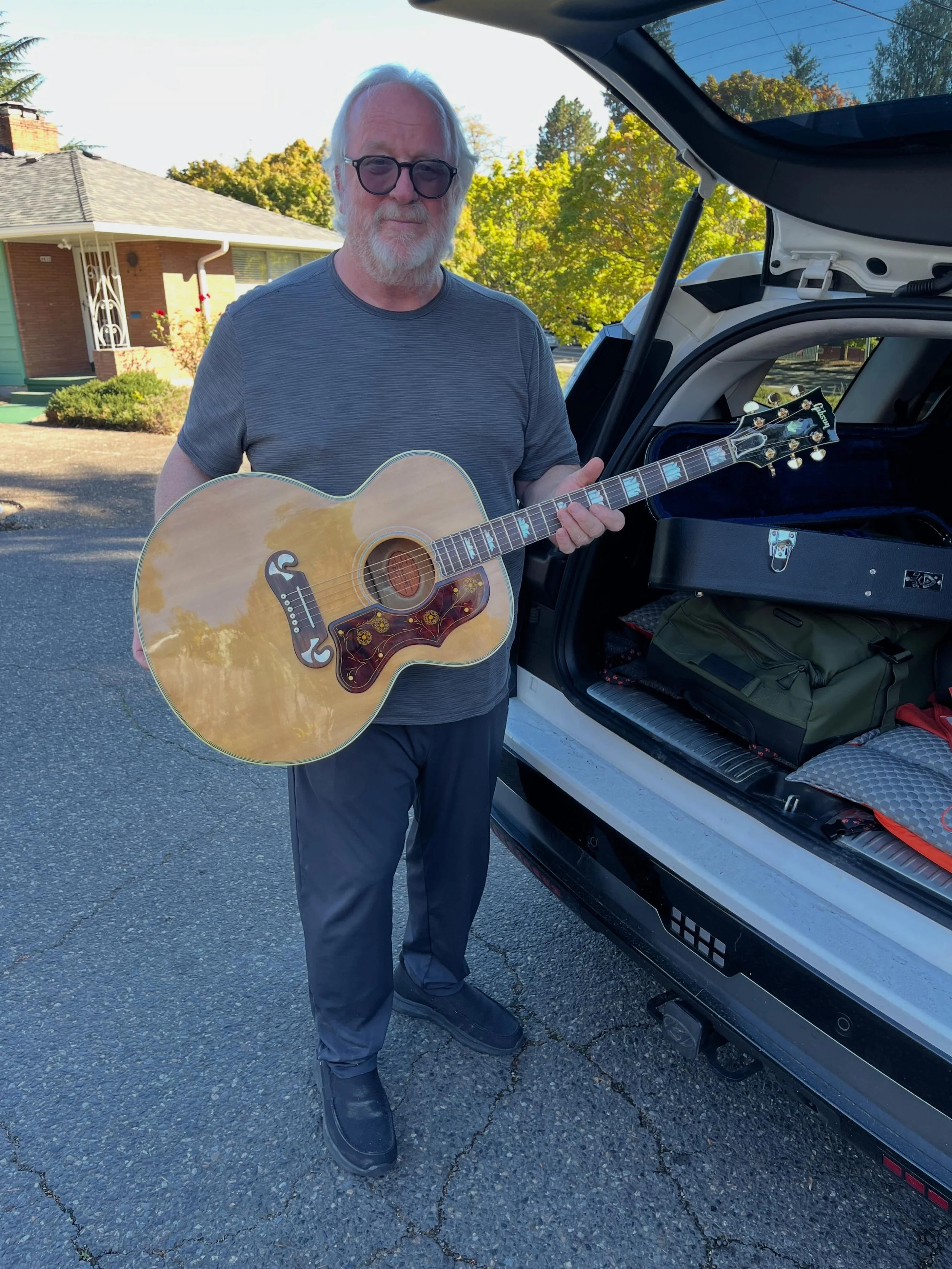 It&rsquo;s my dear old friend Wyn Davis picking up his beautiful J200 after its lengthy restoration. Enjoy, safe travels Wyn! @tarecording