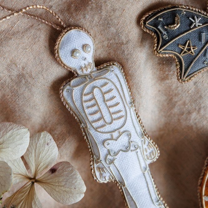 Skeleton in 'vintage white'