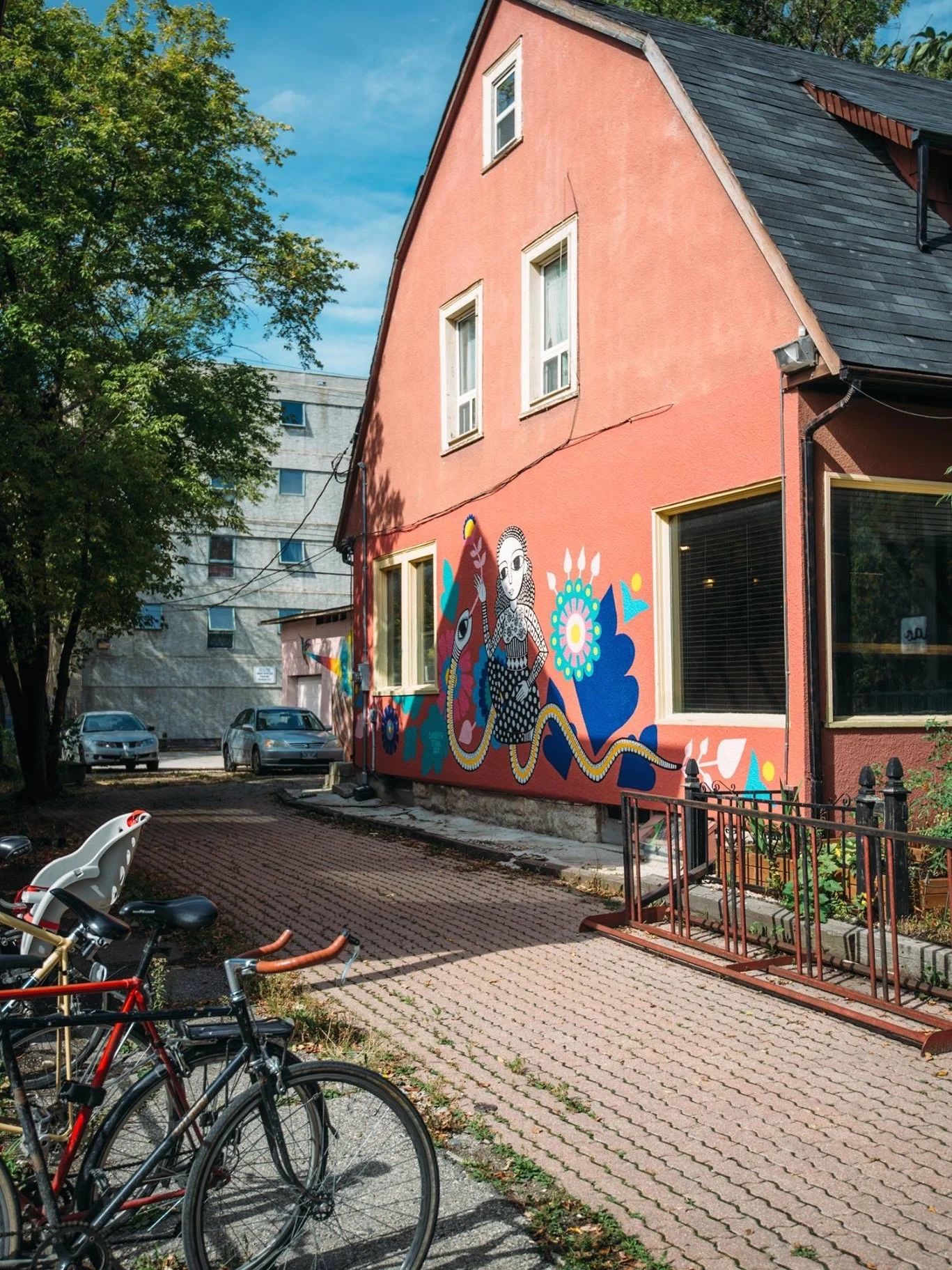 Untitled (~12’ x 30’) This mural was created for Wall to Wall Winnipeg through Synonym Art Consultation, Winnipeg, 2018 Located at 126 Sherbrook Street Photo credit (left): Emily Christie