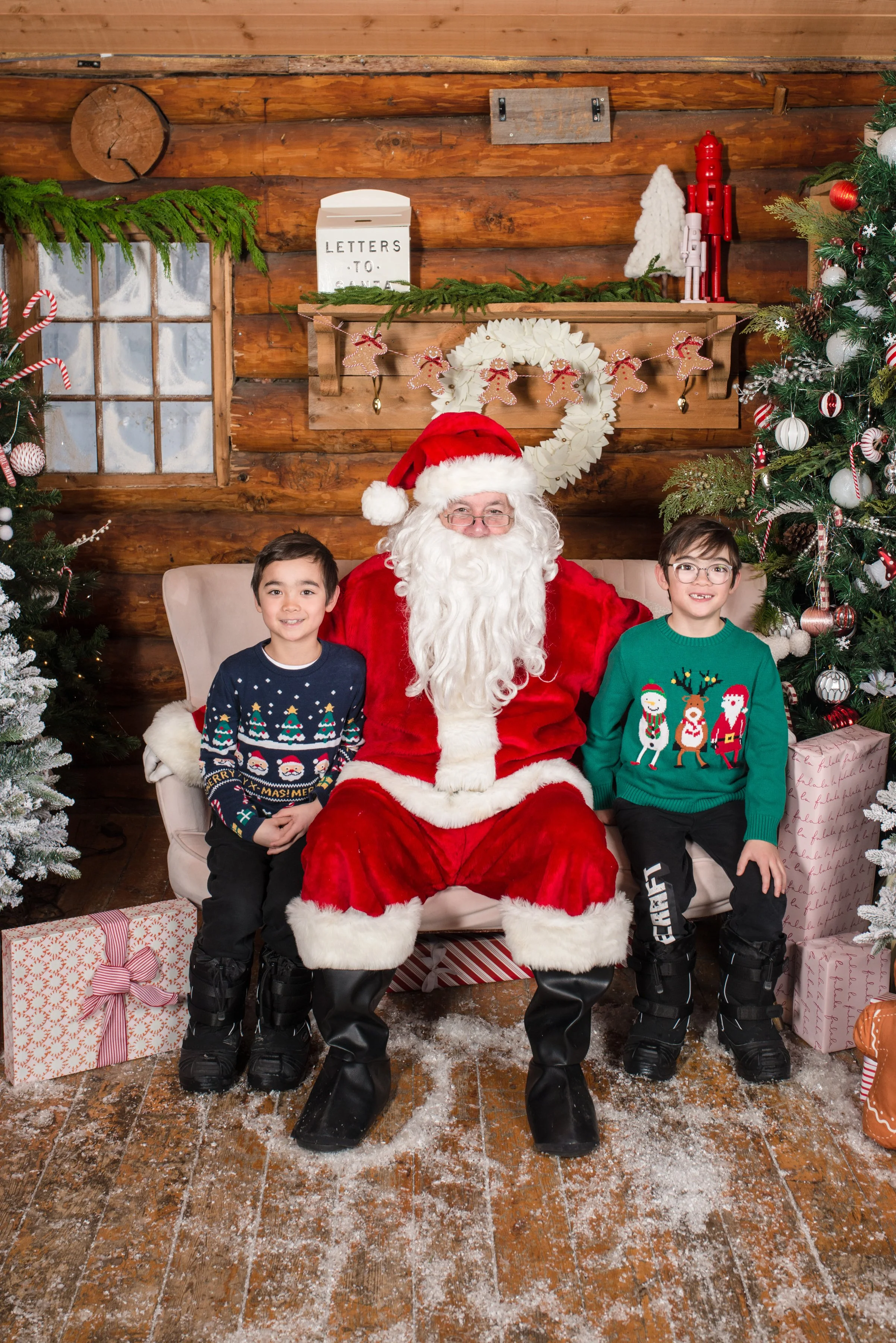 SANTA 2022_DEC 4_AMY LYNN  GEE002.jpg