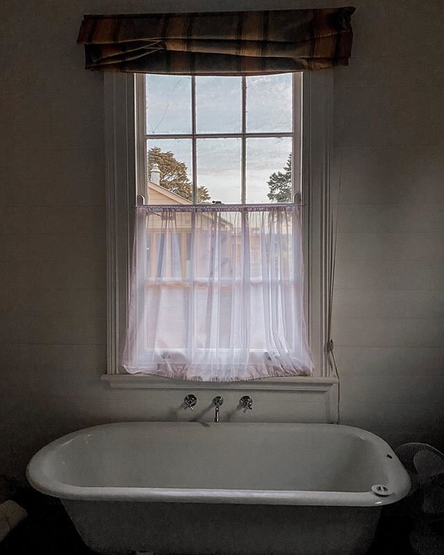Any other bath lovers out there? Whenever I book places for holidays, one of my main criteria is that it must have a bathtub 😂

The dreamier, the better. I have trawled the internet for hours in the search for the perfect bathtub, and this one at @h
