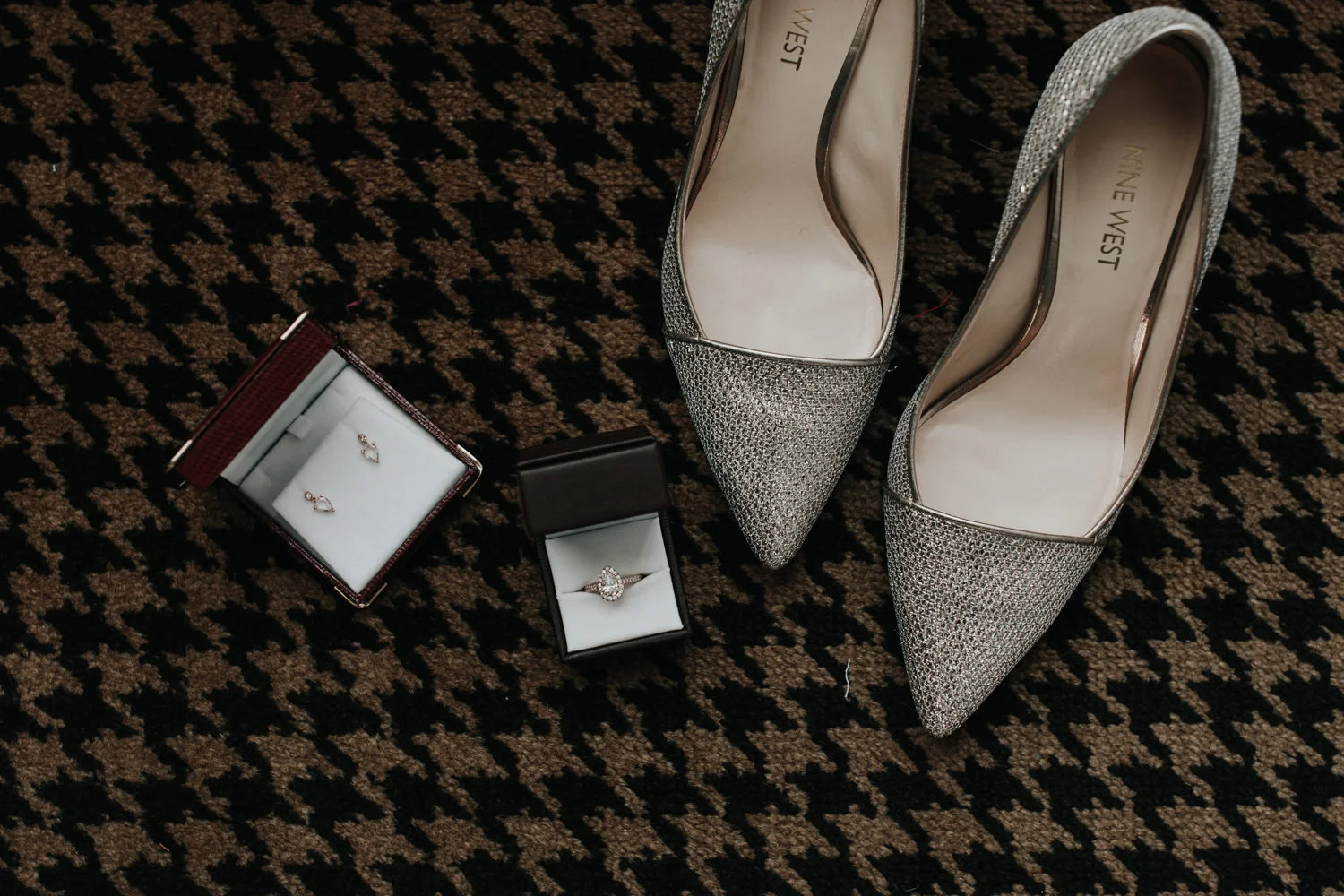 Hotel Realm Bridal Prep Canberra Wedding - Photography by Jenny Wu Straight No Chaser