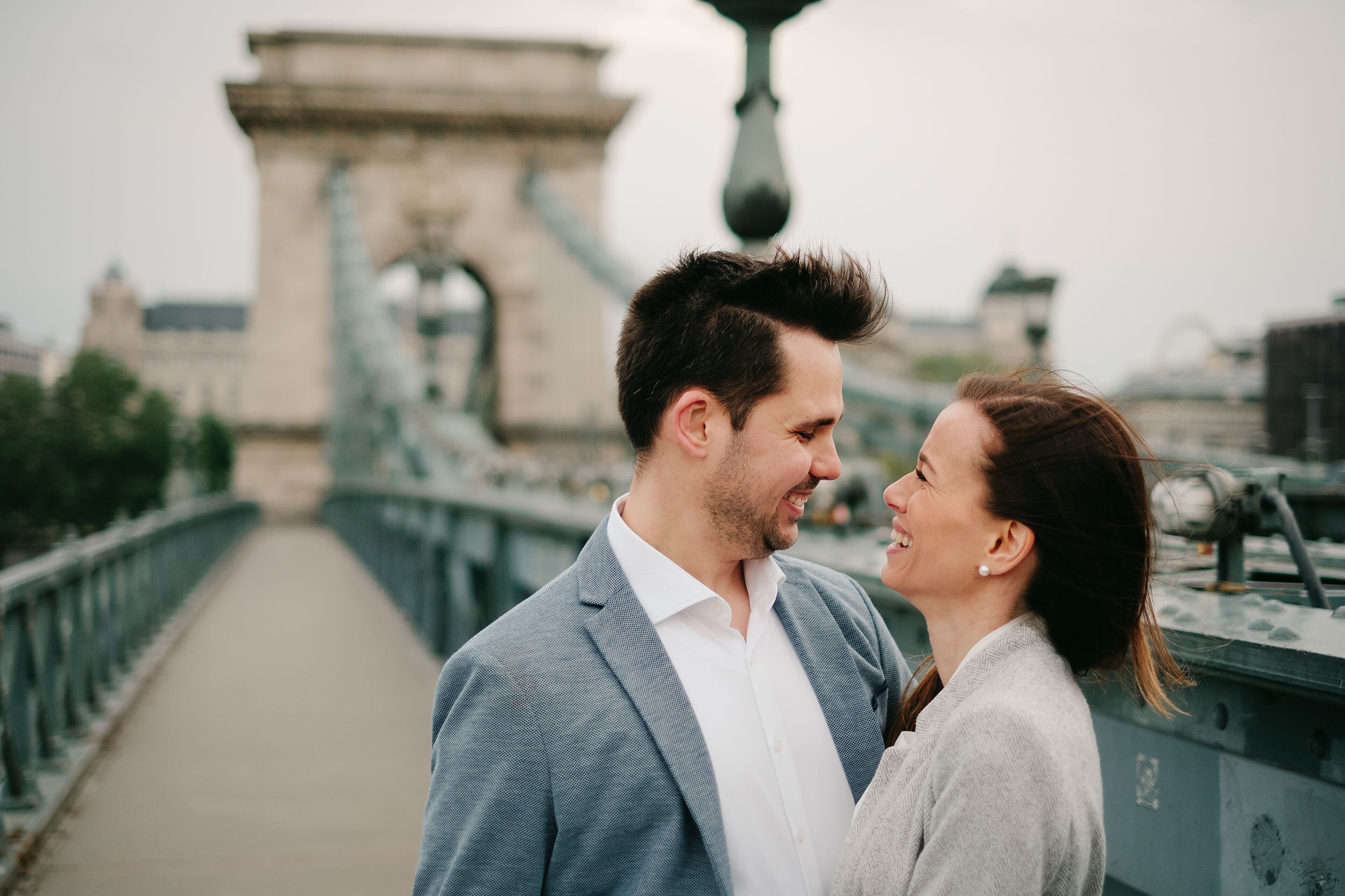 Jegyesfotózás (engagement session, e-session) a budapesti Lánchídon