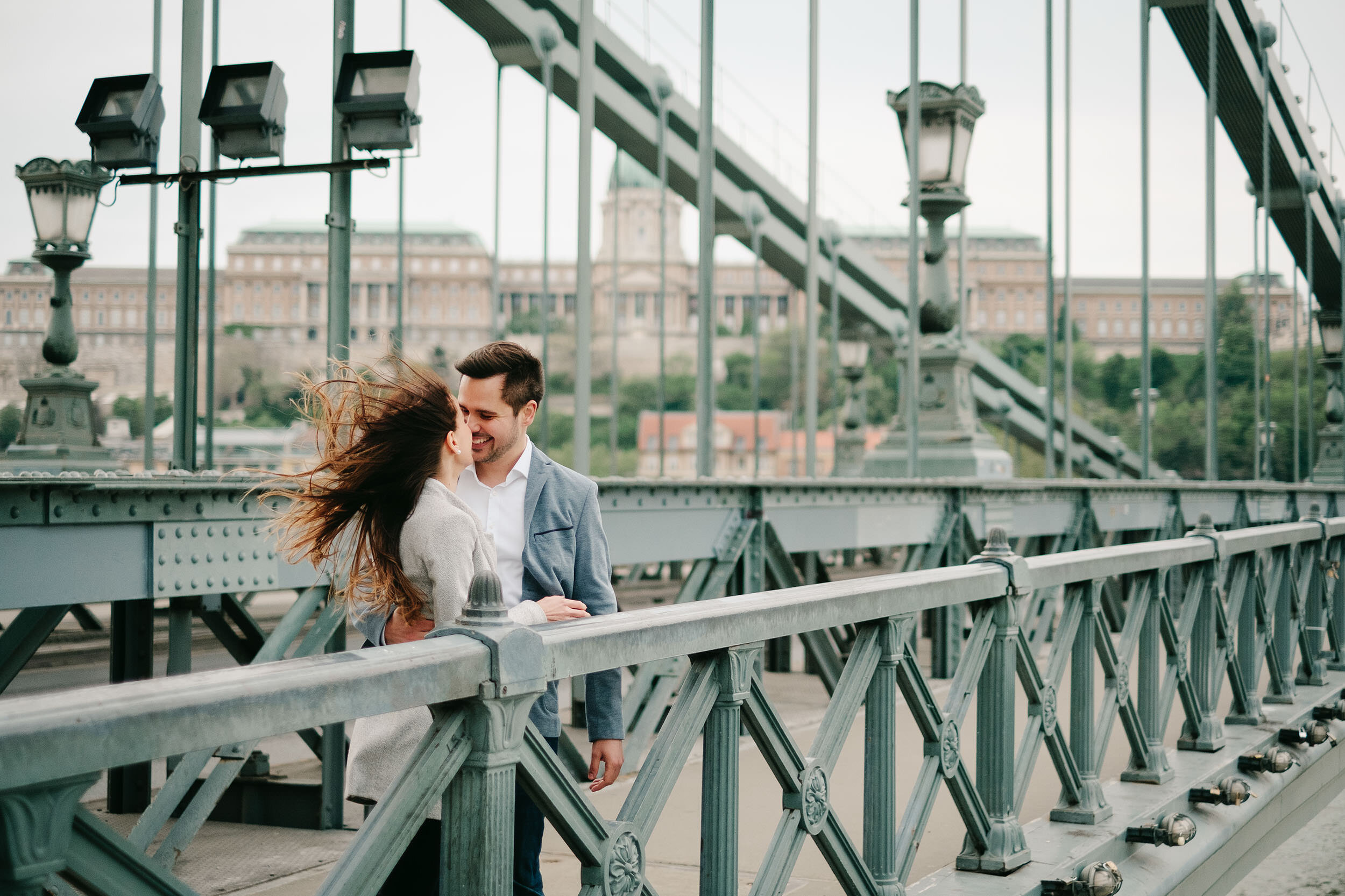 Szeles jegyesfotózás (engagement session, e-session) a budapesti Lánchídon