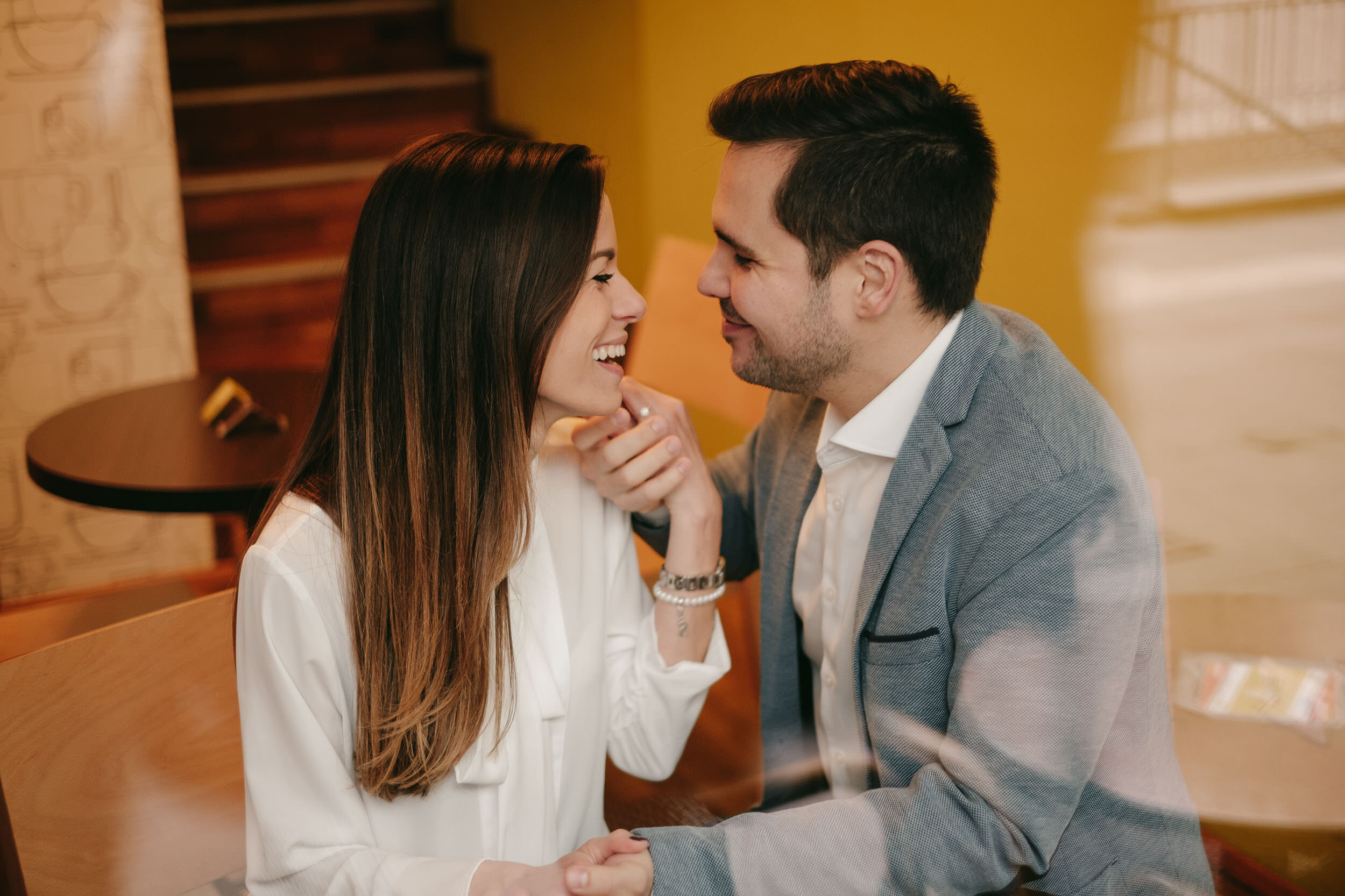 Jegyesfotózás (engagement session, e-session) a budapesti Coffee Company kávézóban