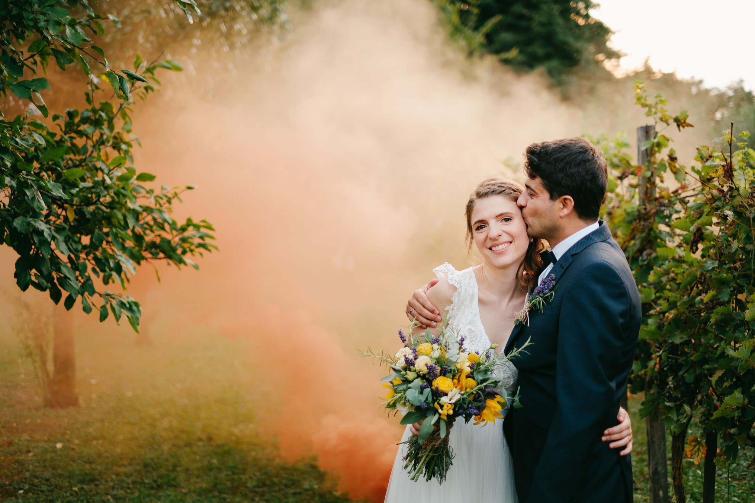 Színes füstbomba - füstgránát - az esküvői fotózáson (Polány, Babérliget Kúria)