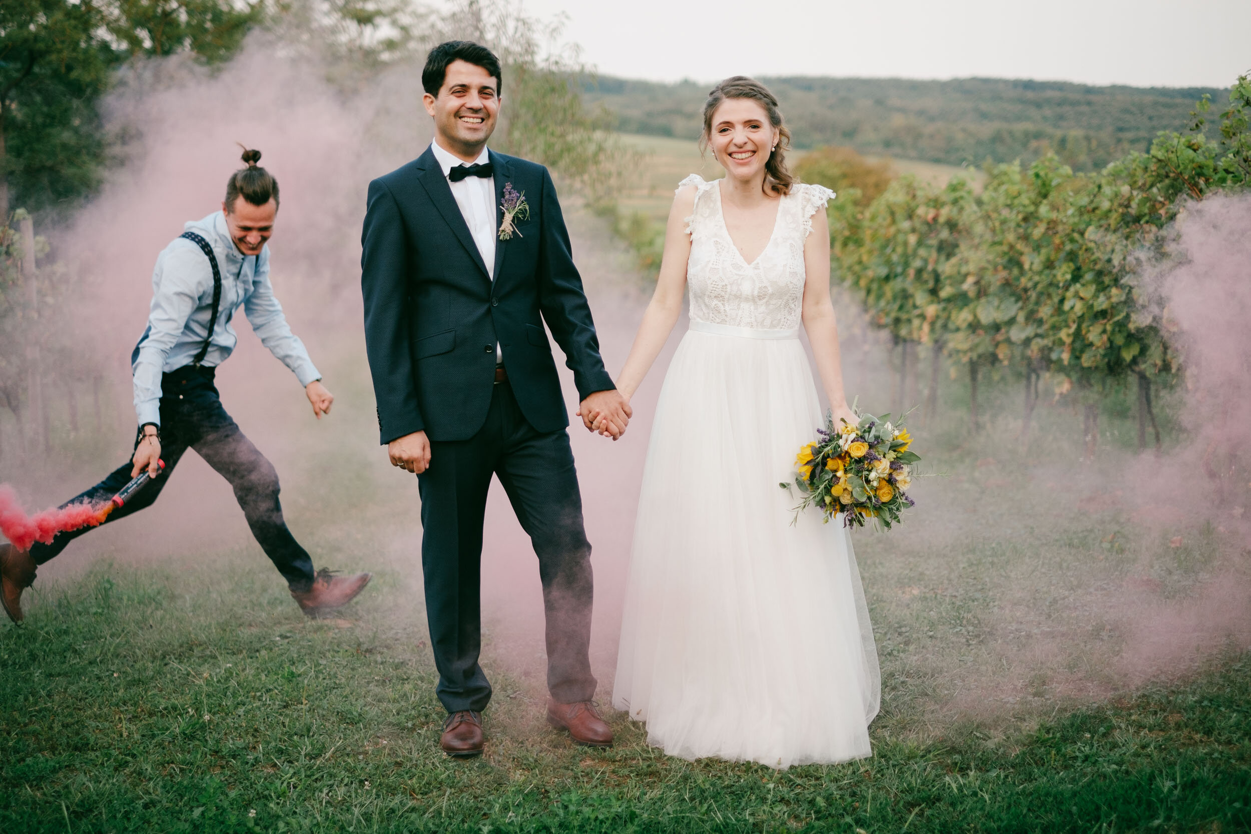 Színes füstbomba - füstgránát - az esküvői fotózáson (Polány, Babérliget Kúria)
