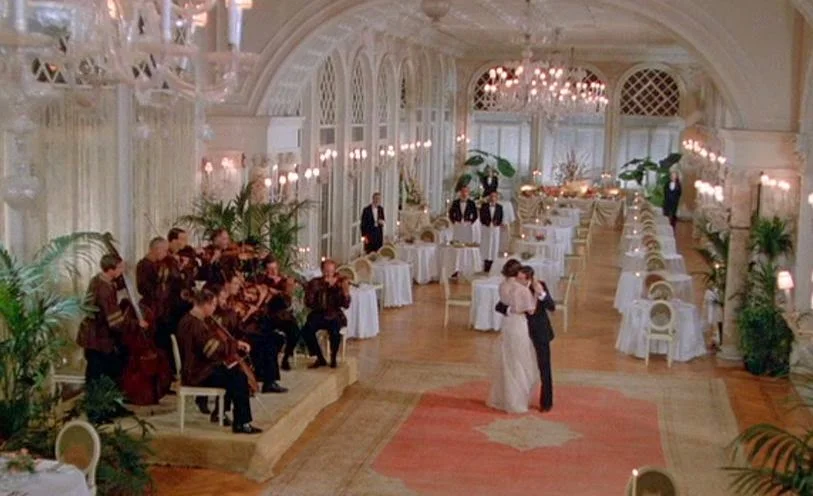 Noodles and Deborah dance in a privately hired restaurant, a moment of false happiness between both characters during a night that should be perfect, but the materiality and flaws of the situation soon become apparent. 