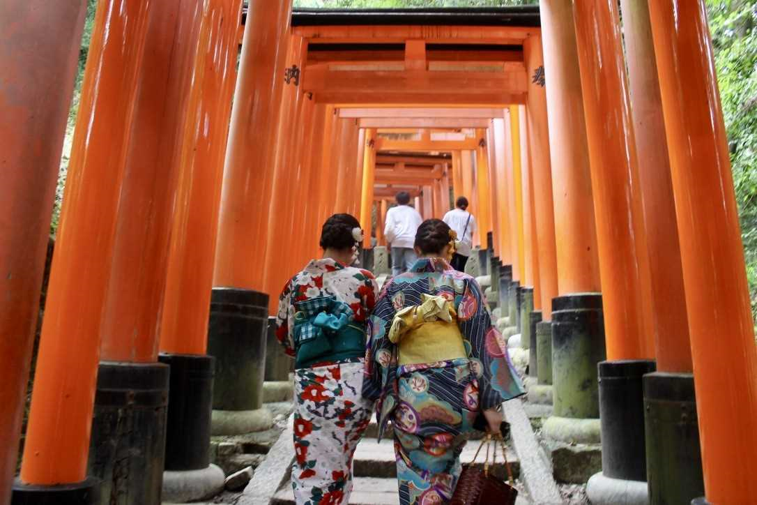 Women walking around the Thousand Torii at the Fushimi Inari Taisha shrine