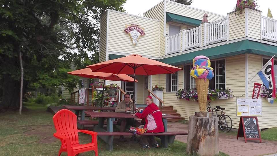 Eat outdoors and watch the crowds go by!