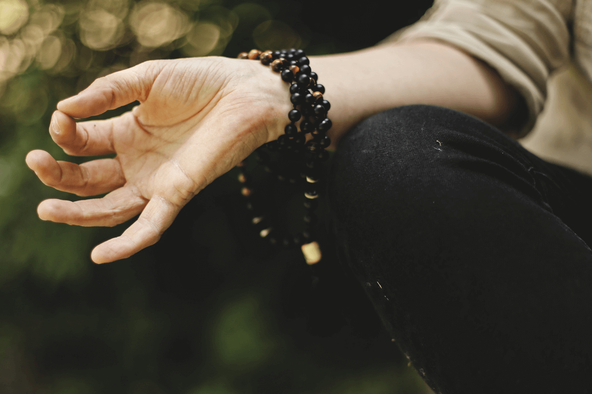 yoga-mudra-mit-mala-am-handgelenk-1200x800.png