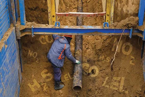 Excavation workers can be exposed to numerous toxic gases, including carbon monoxide and hydrogen sulfide. Courtesy: Canadian Occupational Safety