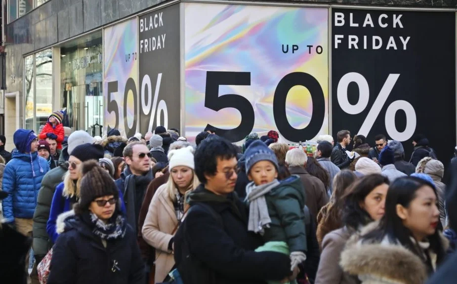 A crowd of shoppers on Black Friday. Courtesy: VOA News