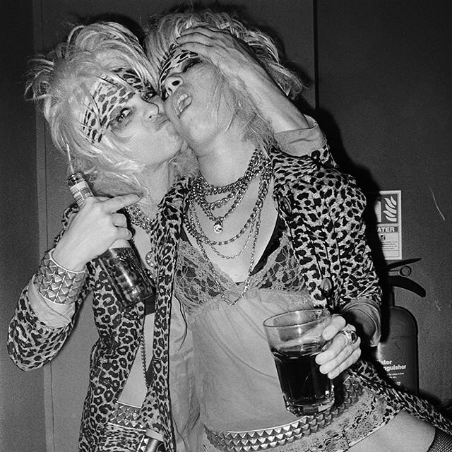 Tammy and Pammy, Madame Jojo&rsquo;s, Soho 2005.

#beforelockdown  #beforecorona #notmuchsocialdistancingthere #madamejojossoho #madamejojos #derekridgerseditions #filmgrain #londonlife #alternative #londonnights #blackandwhite #blackandwhitephotogra