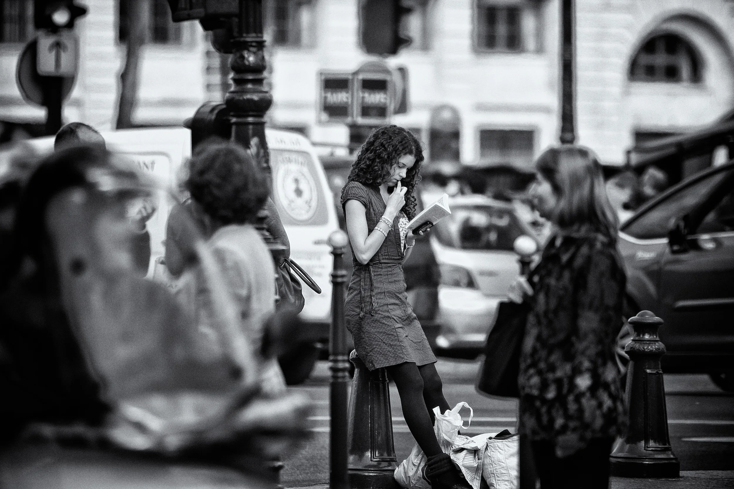 LA LECTRICE / PARIS, BOULEVARD SAINT-MICHEL / PRINTEMPS 2011