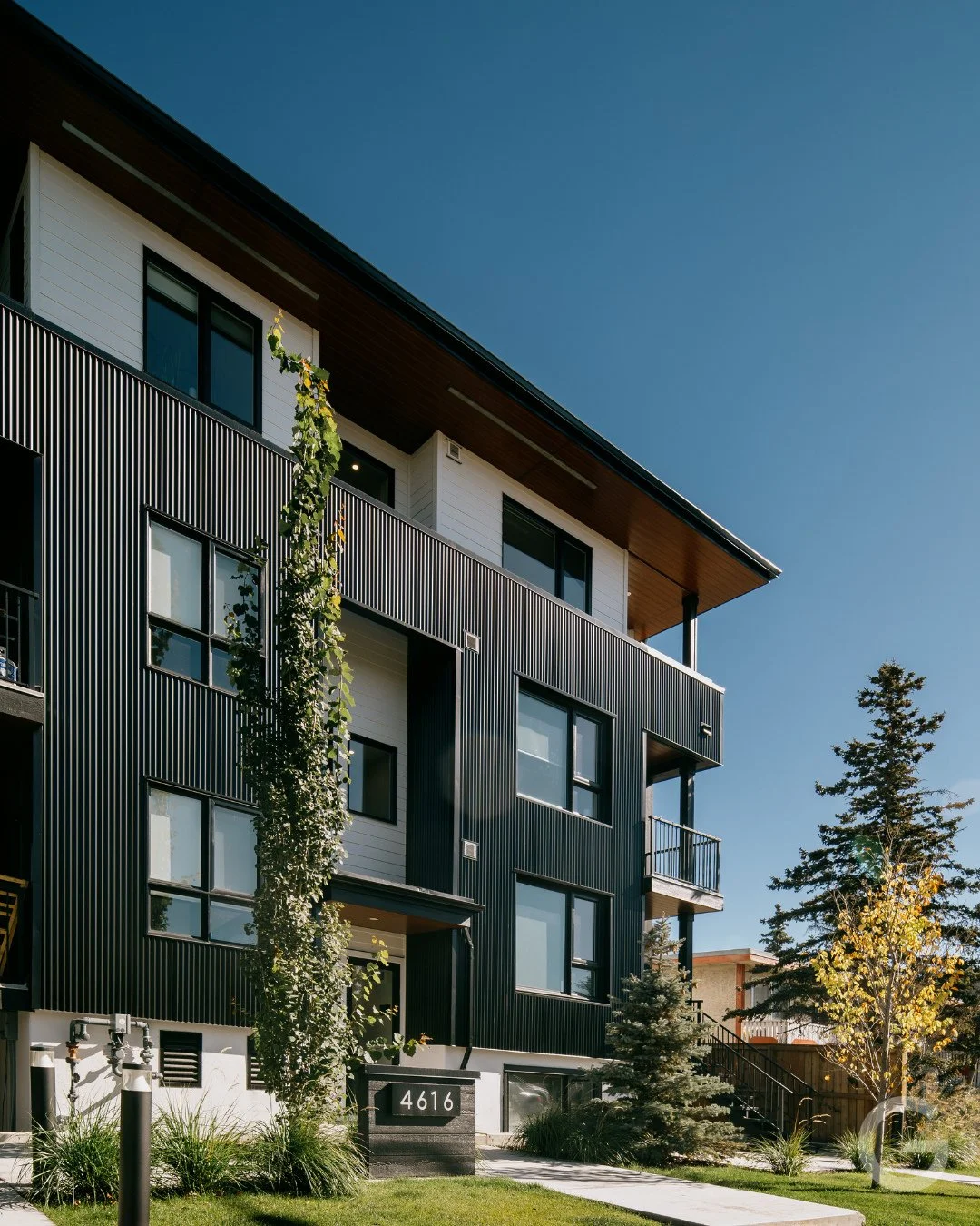 Spotlight: Bowness 24 ⁠
⁠
Did you know that an apartment style development can be achieved under Part 9 of the Building Code?⁠
⁠
Completed in 2025, this 24-unit design significantly outperforms townhouses in both efficiency and density on modest size