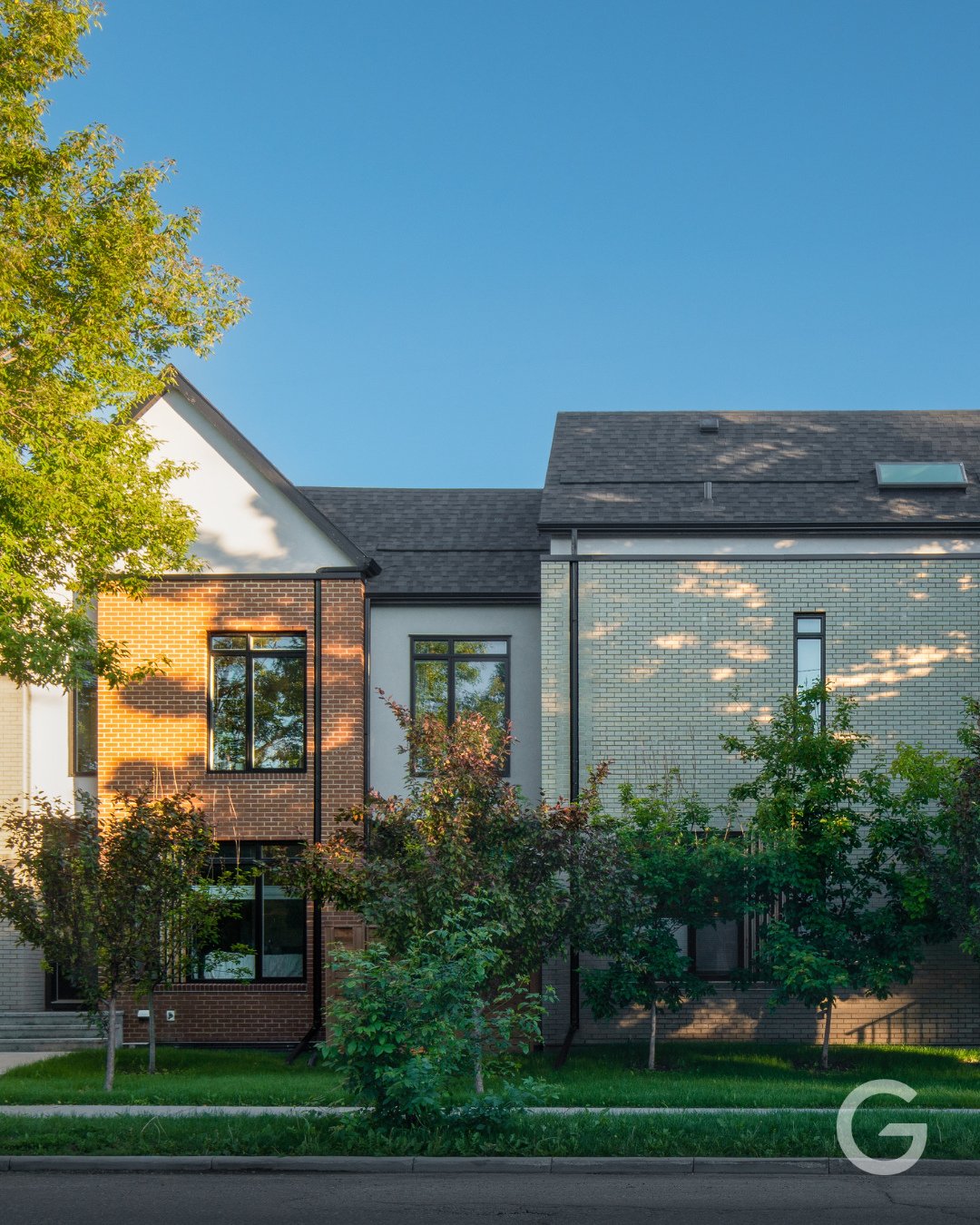 A little rewind to appreciate @RNDSQR_&rsquo;s Mount Pleasant 8, winner of the 2016 BILD Calgary Region SAM Award in the category of Best New Design (Villa/Duplex/Townhome 1,200 sq ft and over).⁠
⁠
On a 30m x 36m corner lot, the project fit 8 units i