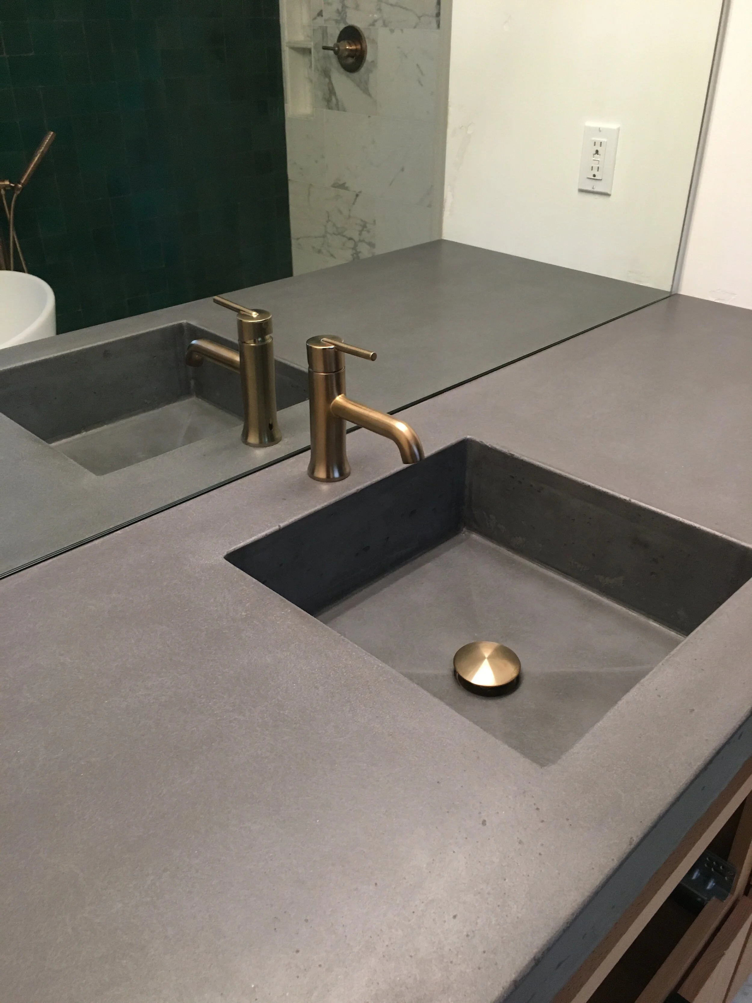 Vanity with Integrated Sink and Canopy Drain