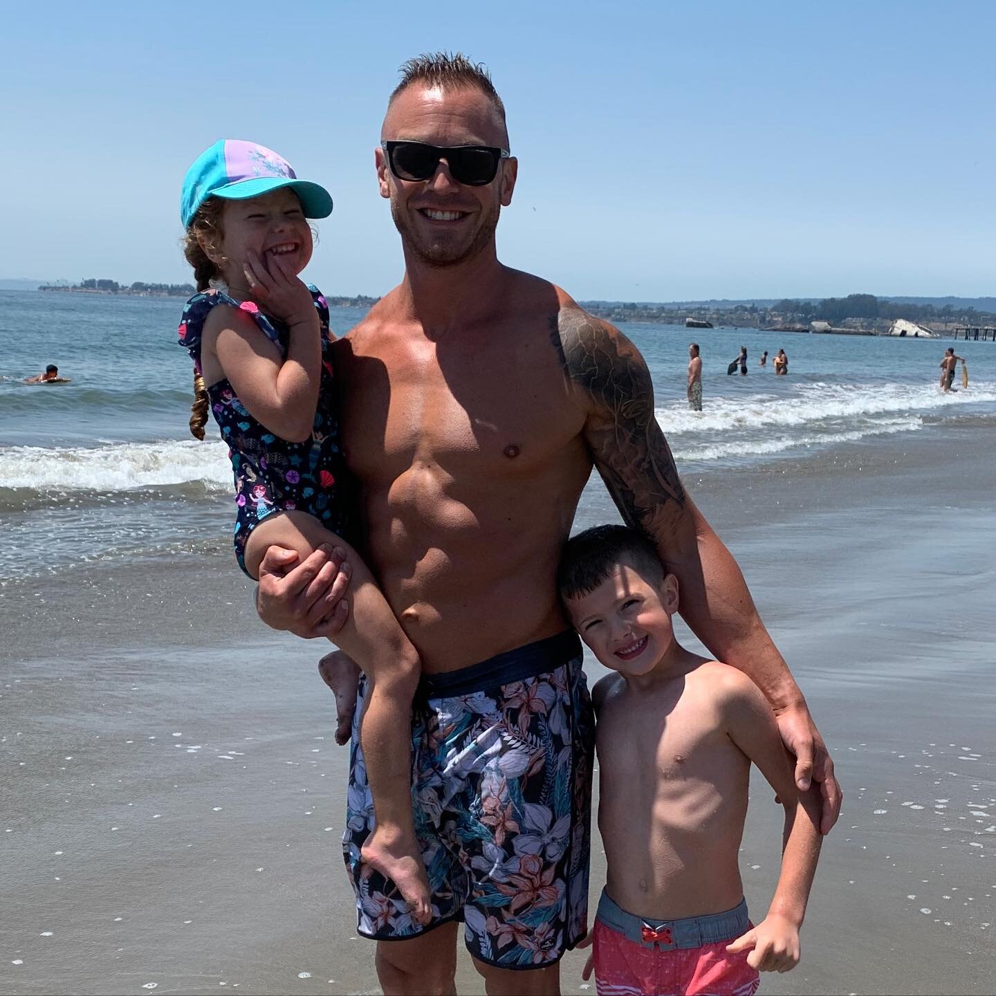 Family ✅

Beach ✅

Deadlifts ✅

Dad bod 🤔🤷🏼&zwj;♂️

#dad #dadlife #fitness #dadbod #family #beachvibes #beach #summervibes #summer #summerbody #mimsfit