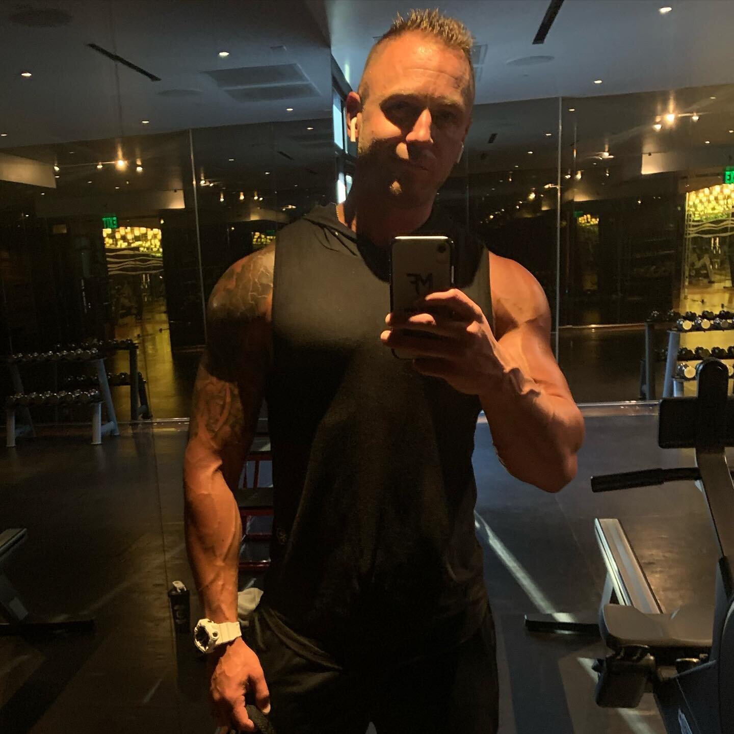 The lighting in the #cosmopolitanlasvegas  gym was too good to pass up. 💪🏼

#flexfriday #getyourflexyon #muscle #gains #vacationworkout #vegas #gym #fitness #nutrition