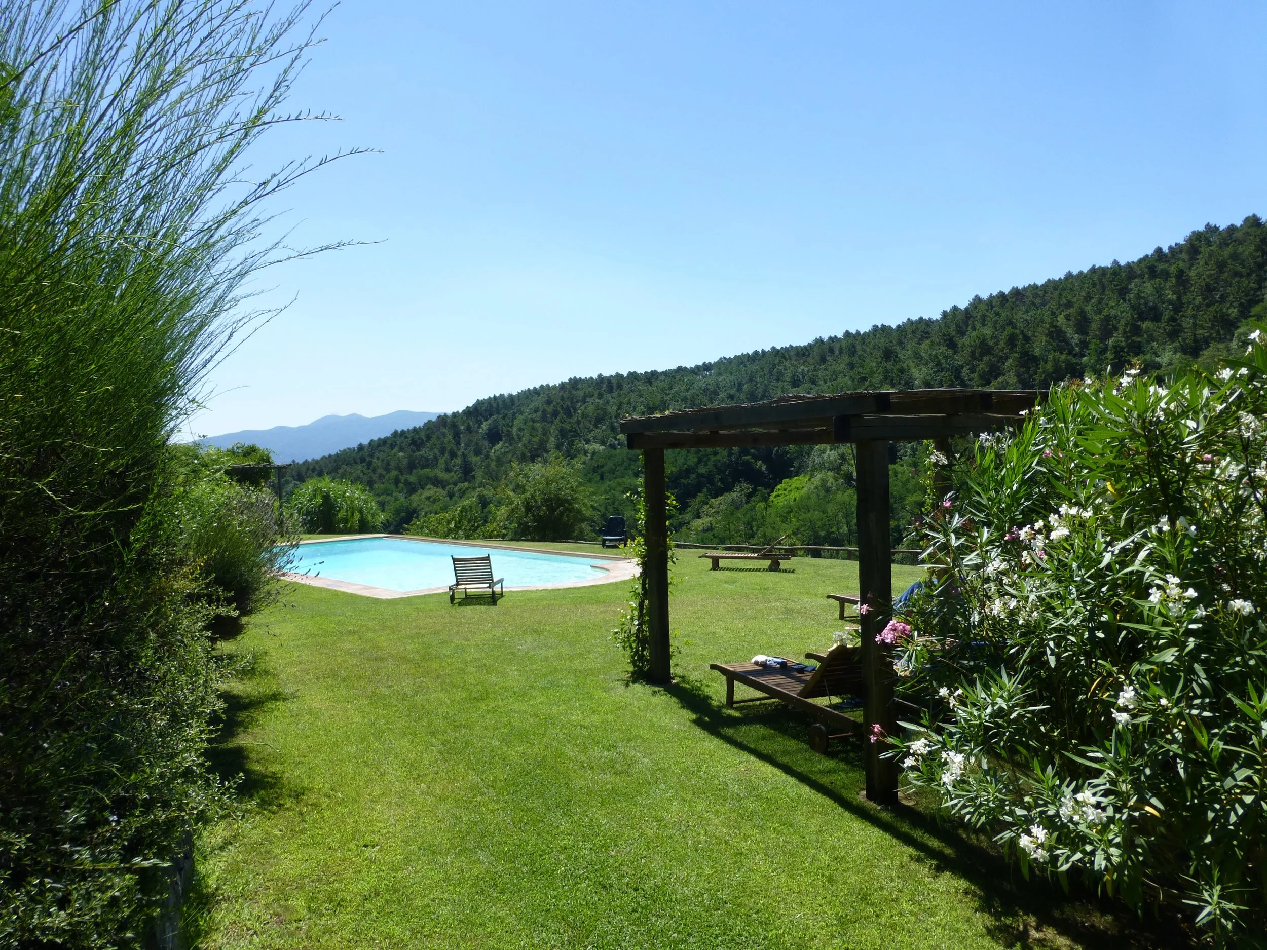 Shade by the pool and amazing views towards Lucca