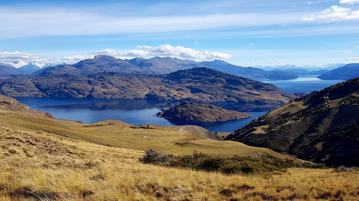 Day hiking in Patagonia NP: views across Lago Cochrane from the beautiful Lago Chico trail