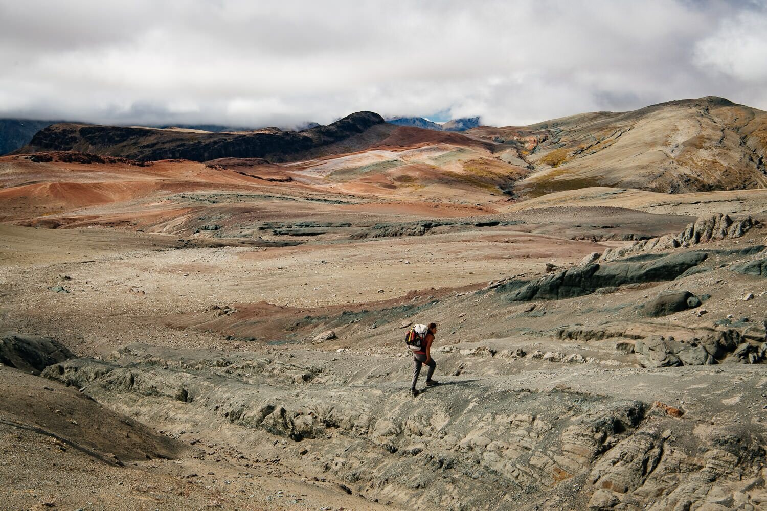 Horse-supported trekking: moon landscapes above Lago General Carrera