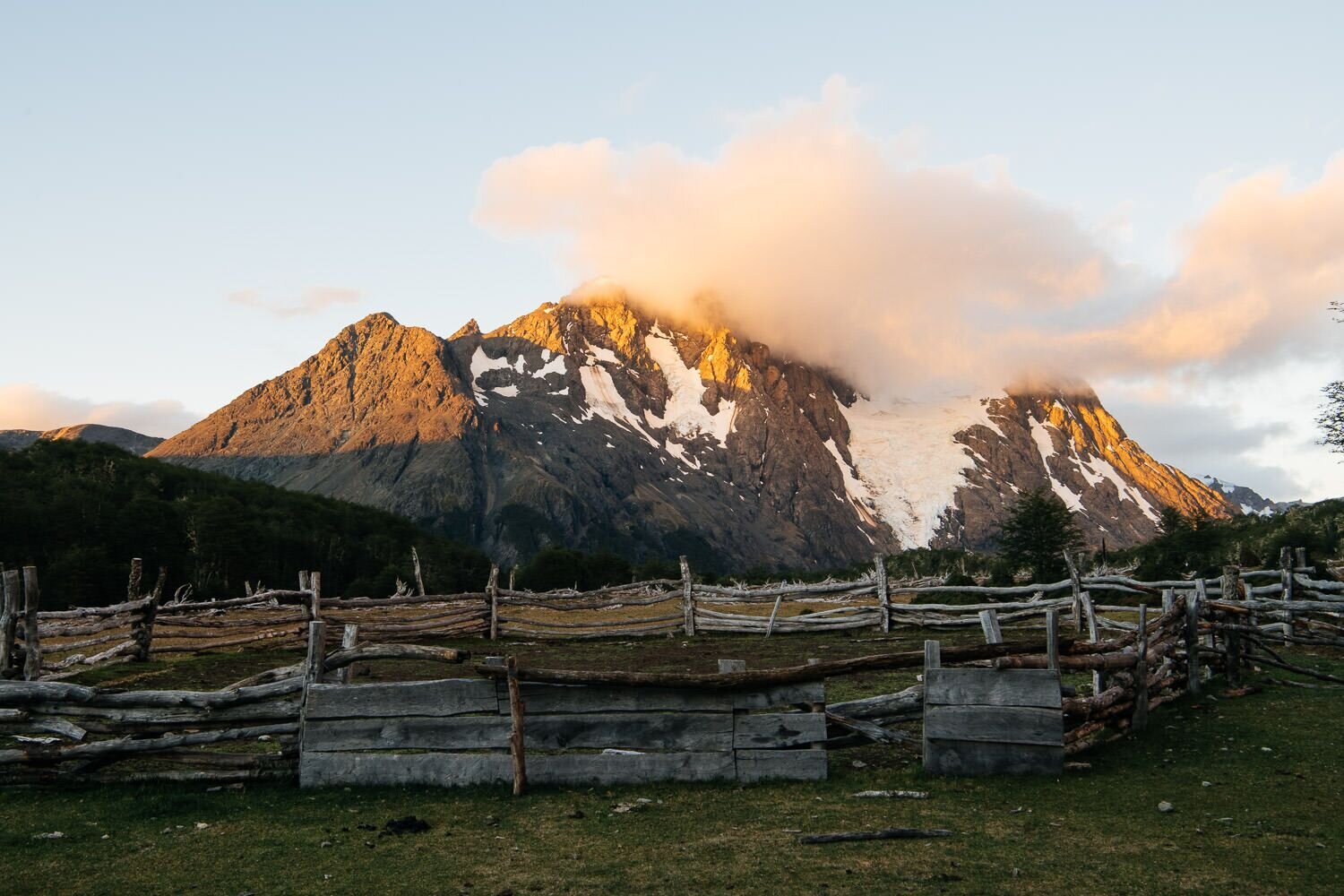 Horse-supported trekking: spectacular camp spot just north of Patagonia NP