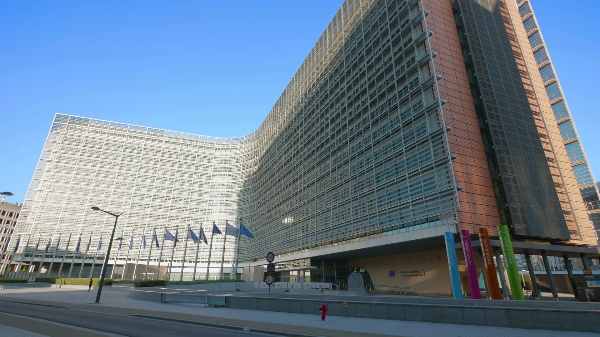 berlaymont-office-building-european-commission-eu-union-flags-waving-brussels-belgium-sunny-day_hg9ptzc5_thumbnail-full01.png
