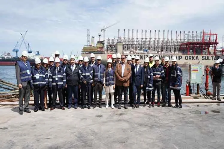 In the ceremony of departure of the ship, named Karadeniz Baris Bey, were present the technical director of the Electrical Union of Cuba (UNE), Lázaro Guerra; and the ambassador of Cuba in the country, Luis Amorós Núñez; and the president and vice-president of the owner company, Osman and Orhan Karadeniz.