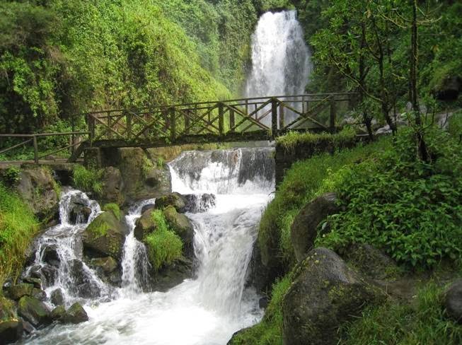 Turismo en Ecuador Cascadas de Peguche.JPG