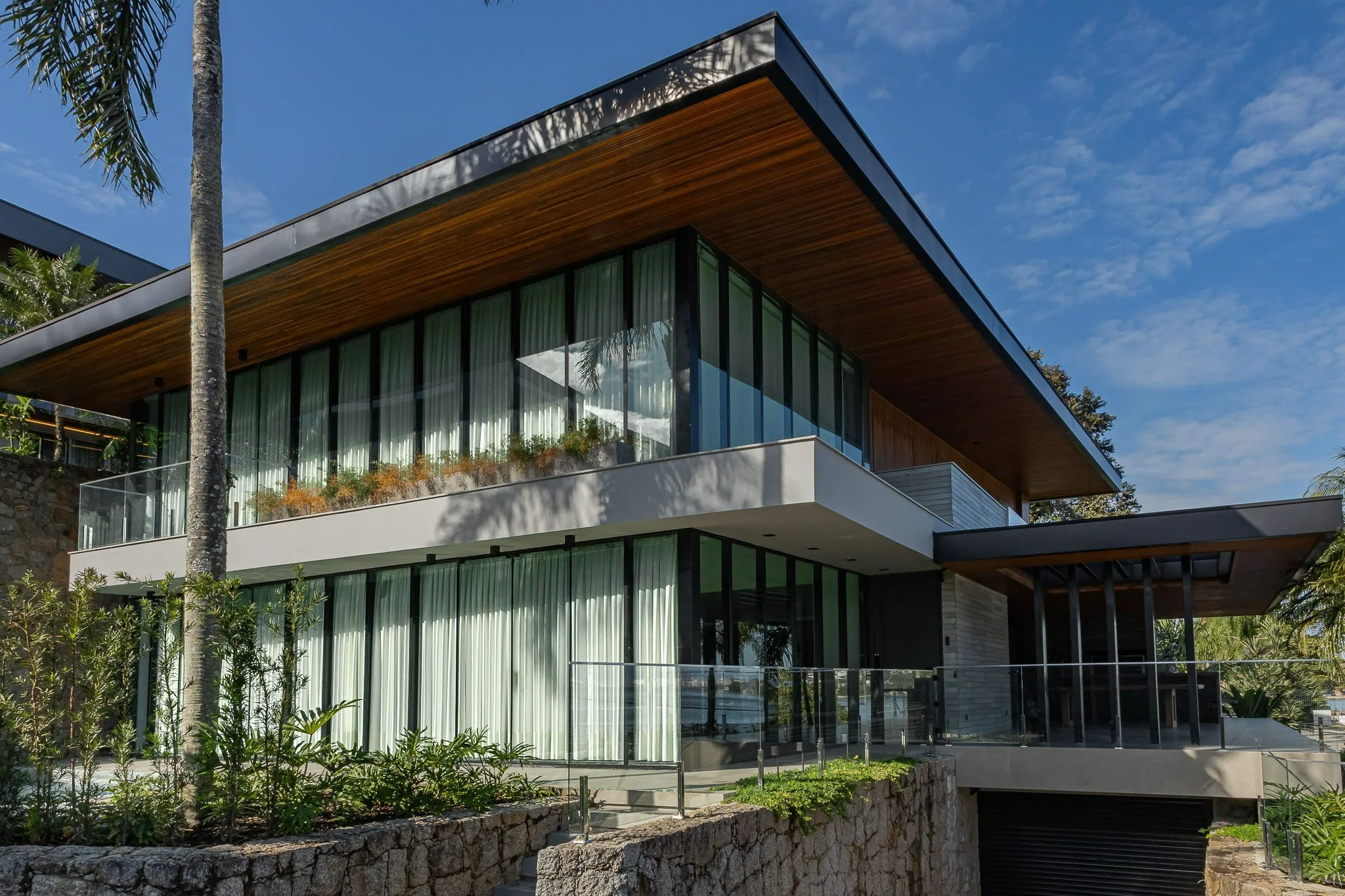 dorini-arquitetura-vila-cacupé-arquiteto-florianópolis-casa-fachada-vidro-beiral-estrutura-metálica.jpg