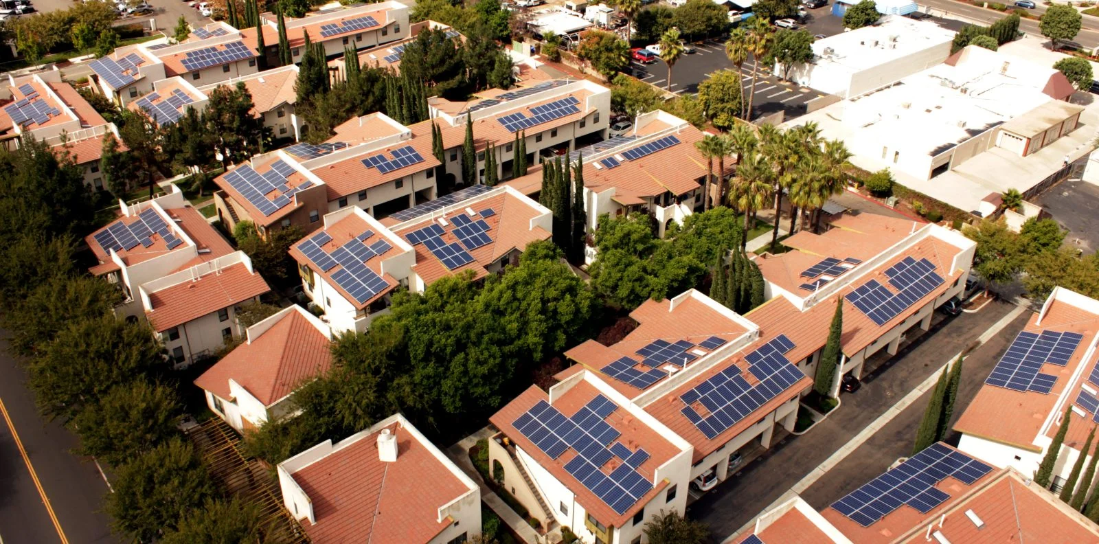 Casas sustentáveis gerando energia através de placas fotovoltaicas instaladas na cobertura.