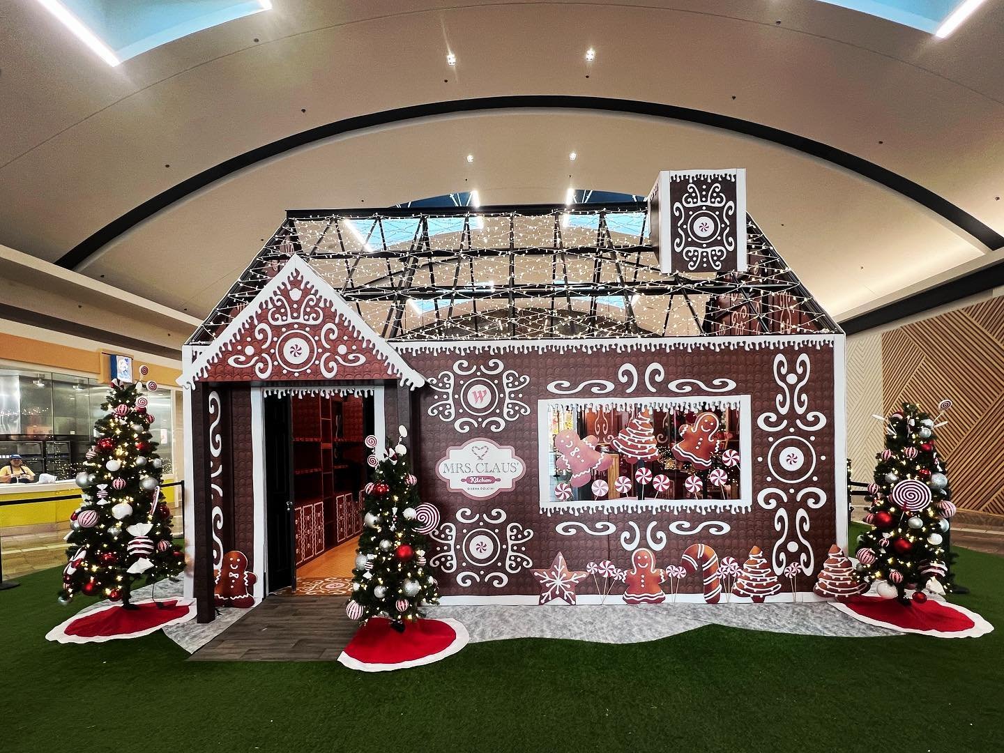 Whew! Over the last few weeks we had the pleasure of working to transform a fairly simple #Greenhouse structure into this large and detailed gingerbread house for Mrs. Claus! Kids will have the chance to visit and have a magical moment with Mrs Claus