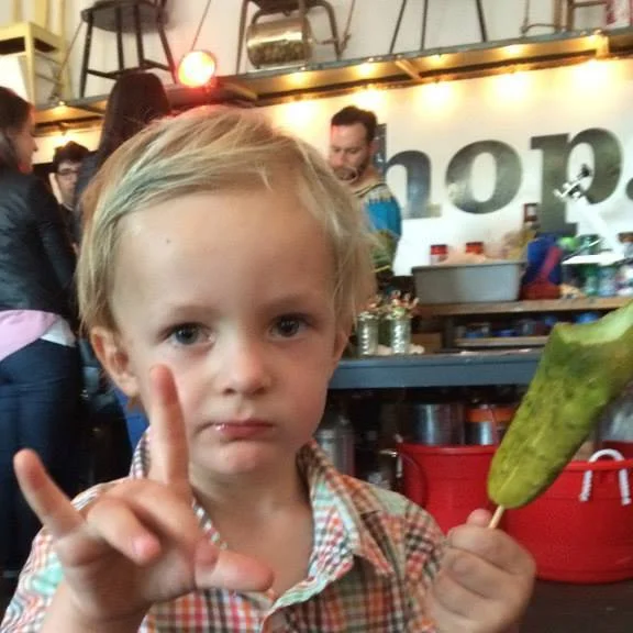 lincoln throwing horns.jpg