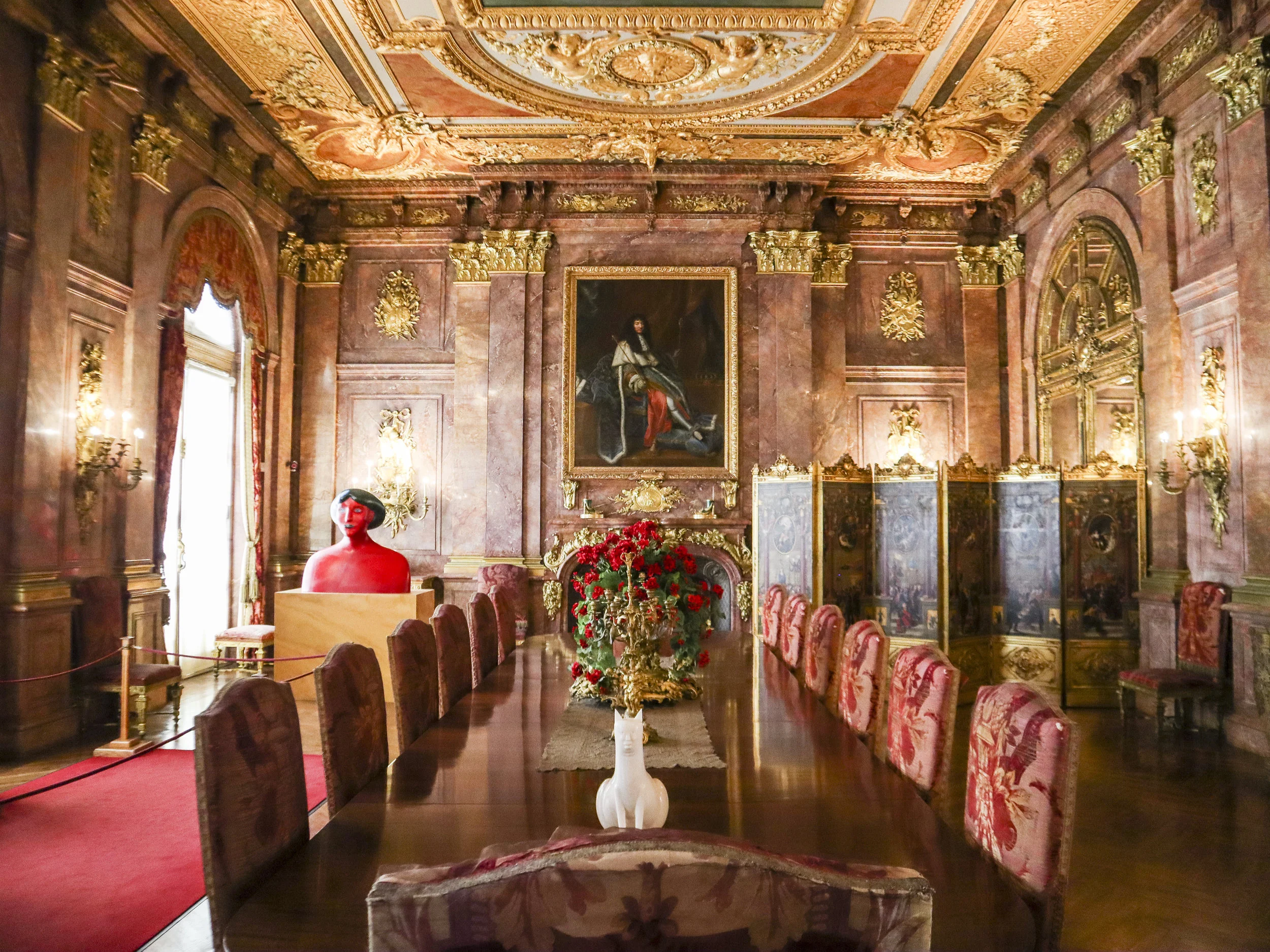 Marble house внутри особняка столовая.jpg
