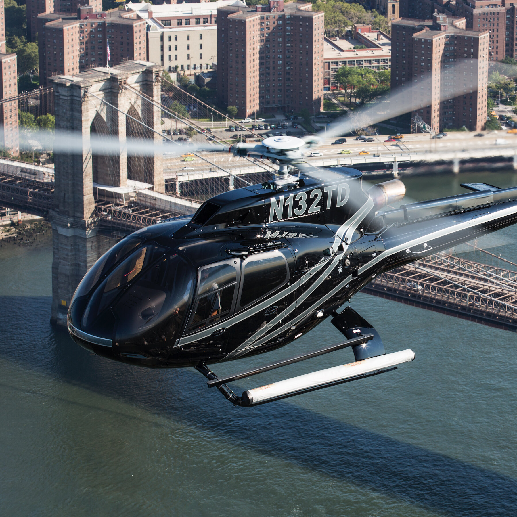 Полет на вертолете над бруклинским мостом.jpg