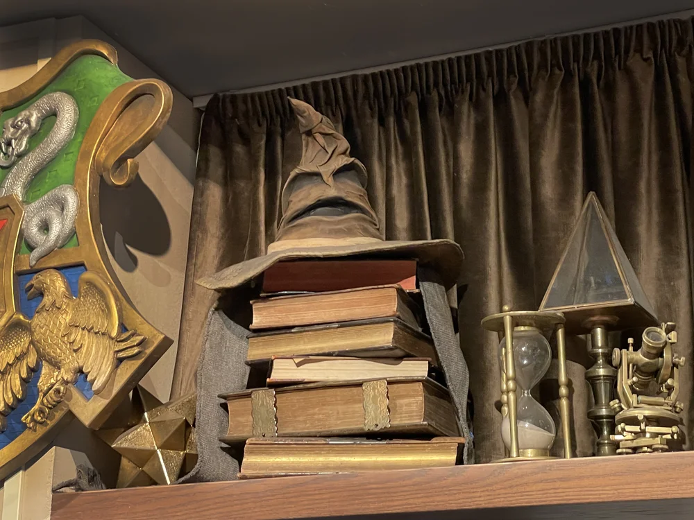 распределяющая шляпа гарри поттер нью йорк.jpg