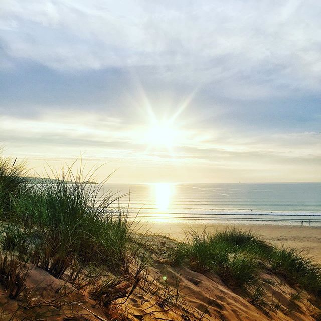 Back for our weekly pilgrimage to Hayle which is a new favourite place for sure. 3 miles of almost deserted beach just a few miles from the bustle of St Ives.

#gig #bicyclerepairman #livemusic #cornwall #hayle #beach #sunset