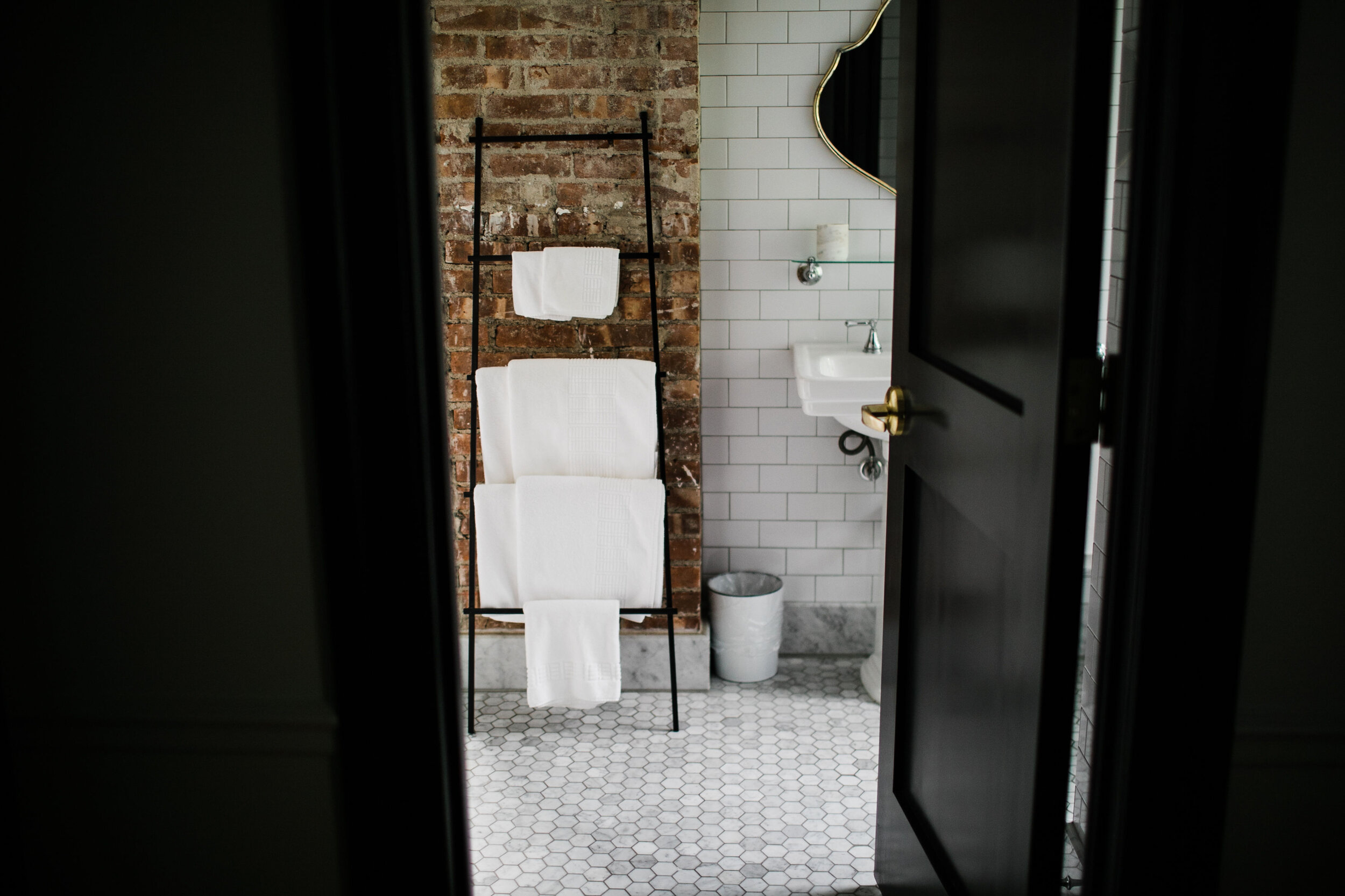 Hasbrouck_House_Heritage_Suite_Room1_Bathroom_Exposed_Brick_Jennifer.jpg