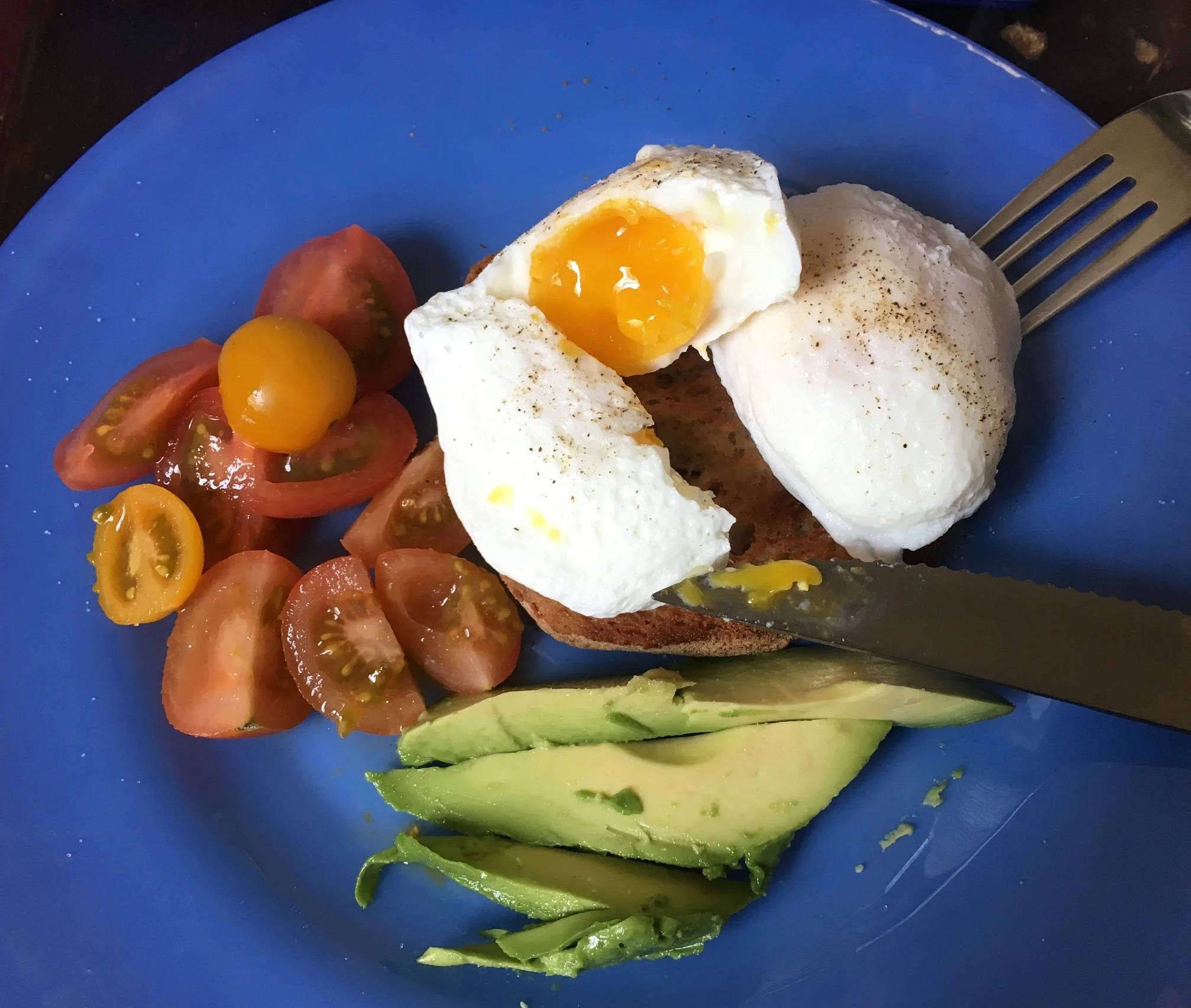 So here are a few of my favorite breakfasts that are healthy, easy and delicious. The first is a poached egg with sliced multicolored cherry tomatoes and avocado over a piece of gluten free toast. My favorite brands of gluten free bread are Trader Joe's, Udi's and my all time favorite, Canyon Bakehouse. Canyon Bakehouse is the only brand that you don't have to toast before hand, but if you're going to toast it anyway then any of them are great! This breakfast is super easy because all you really do is slice up everything and poach your egg! Here's how I like to poach my eggs. Use a shallow skillet that you can fit about 2-3 inches of water in, bring it to a simmer and then pour in a few teaspoons of white vinegar into the water. This will help keep the whites of your egg together. Before you drop the egg in, stir the water in a circle so the circular motion of the water will wrap the white around the yolk. Let your egg simmer for about 3 minutes or so. Just eye ball it until the whites are cooked and the yolk is still soft to the touch. Take it out of the water with a slotted spoon and dab the excess water on a towel and ENJOY! Salt and pepper everything to taste!
