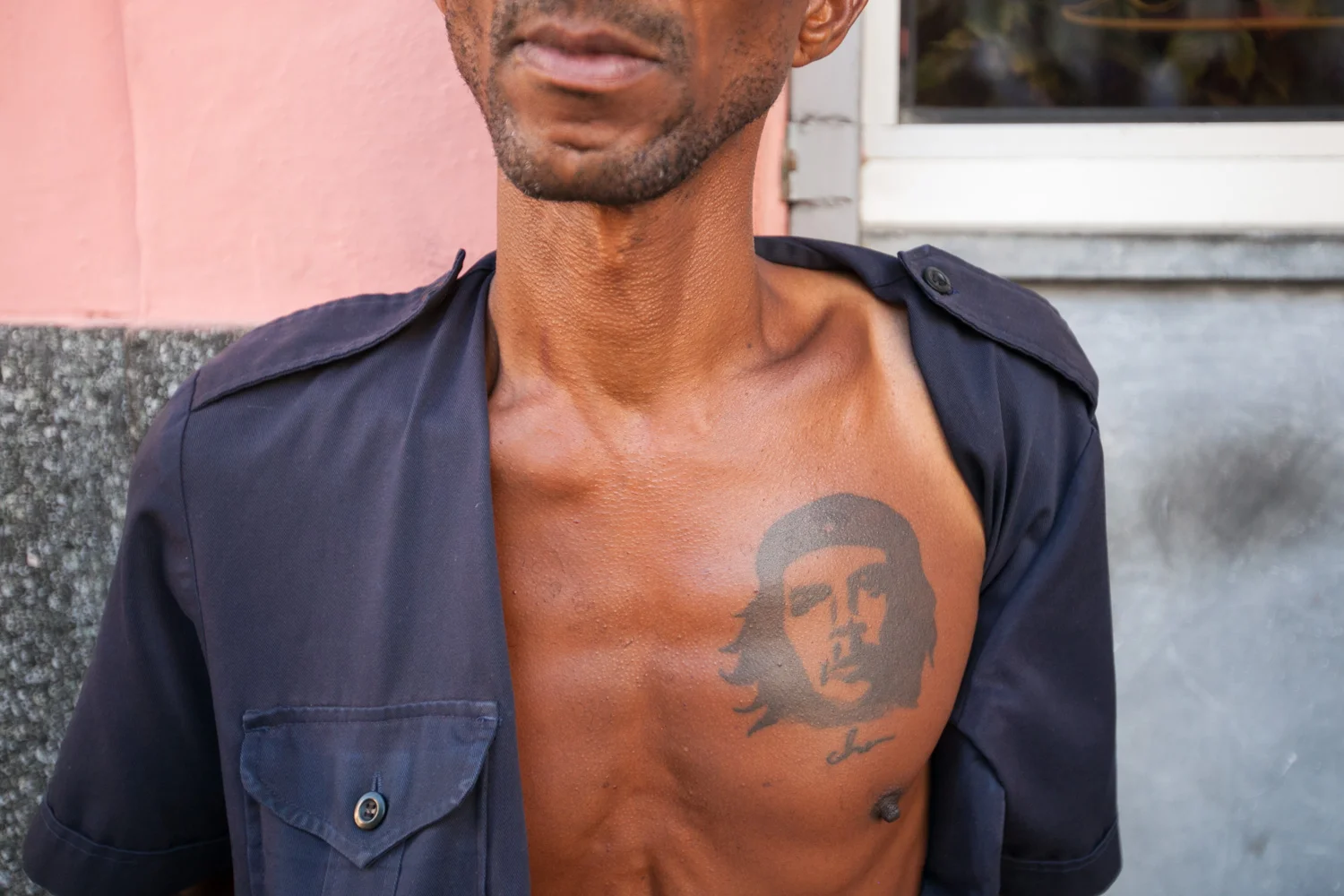 Along the wall of Floridita – one bar made famous by Ernest Hemingway – this man displays his tattoo of Che Guevara, a prominent figure of the Cuban Revolution and a symbol of counterculture.