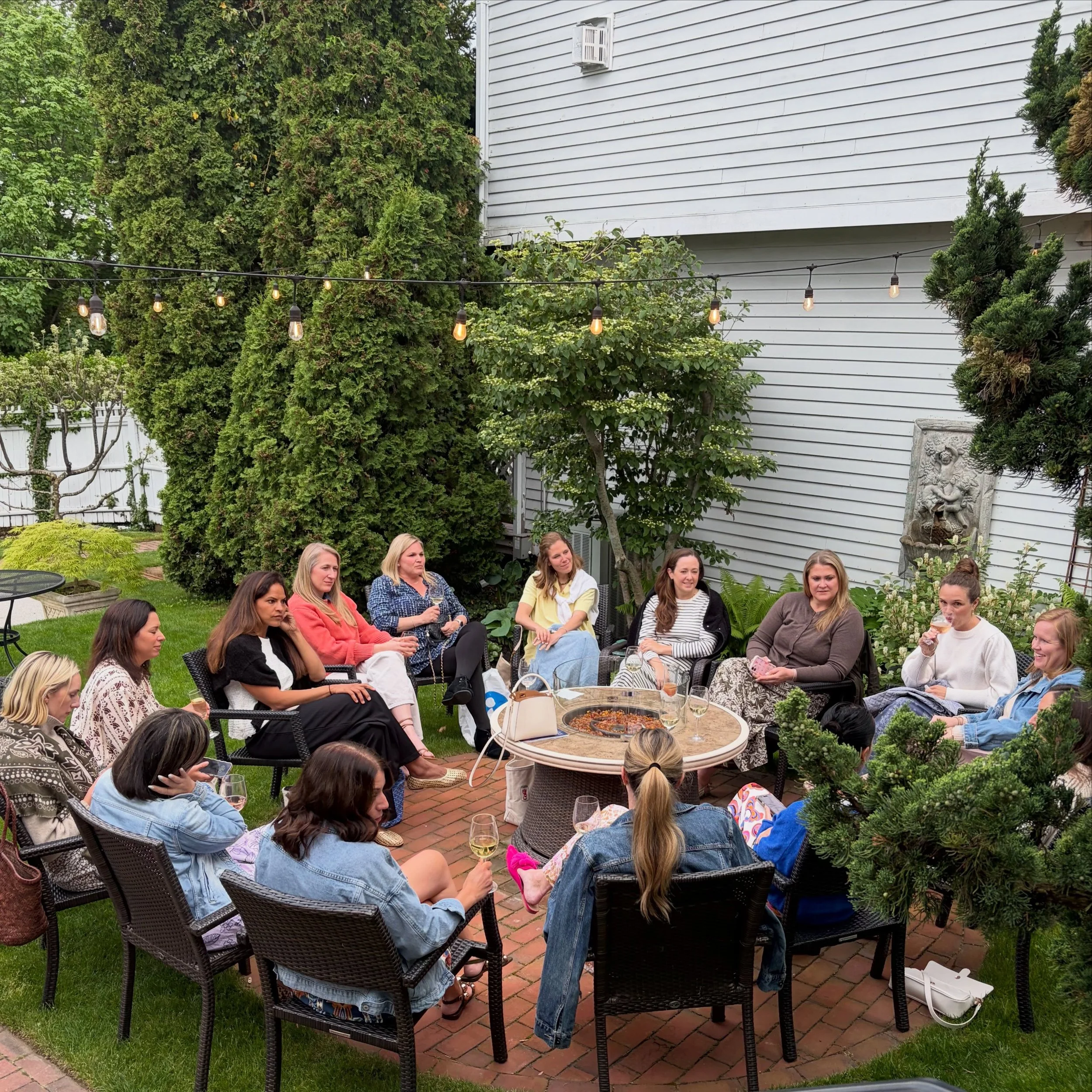 We rounded up the cowgirls for one last meeting around the chuckwagon (@harborlightinn) before gala! 

The countdown is on. We are ready and excited 🤠🤎