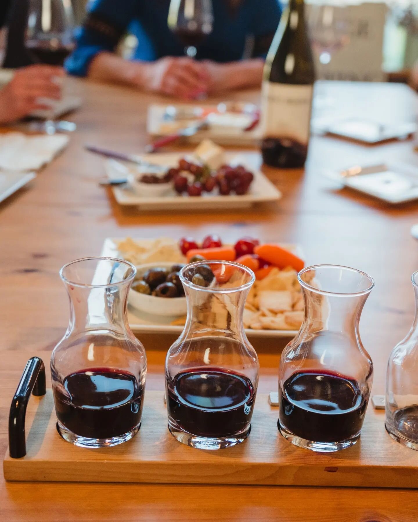 Enjoy a flight and food with friends! 

And don't forget tomorrow is First Friday: live music from 6-8pm, food by Class Cooking 5-7pm, new art and wine!

Link in bio to make reservation 🥂