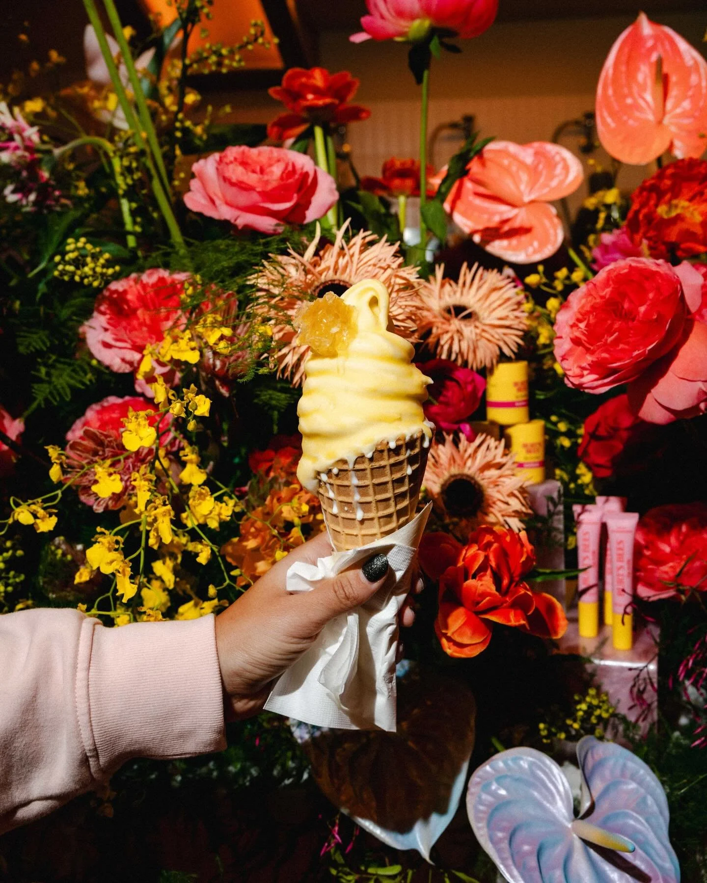𝐿𝒾𝓅 𝐵𝓊𝓉𝓉𝑒𝓇 𝒟𝒾𝓅𝓅𝑒𝒹
with @burtsbees 

Agency: @autumncomm 
Photos: @robbienero.jpeg 
Floral &amp; styling: @kellyharridgedesigns
Venue: @papadamournyc
